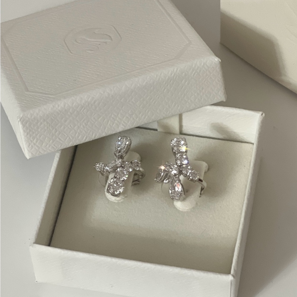 Brand New Swarovski Matrix clip earrings
Mixed cuts, White, Rhodium plated